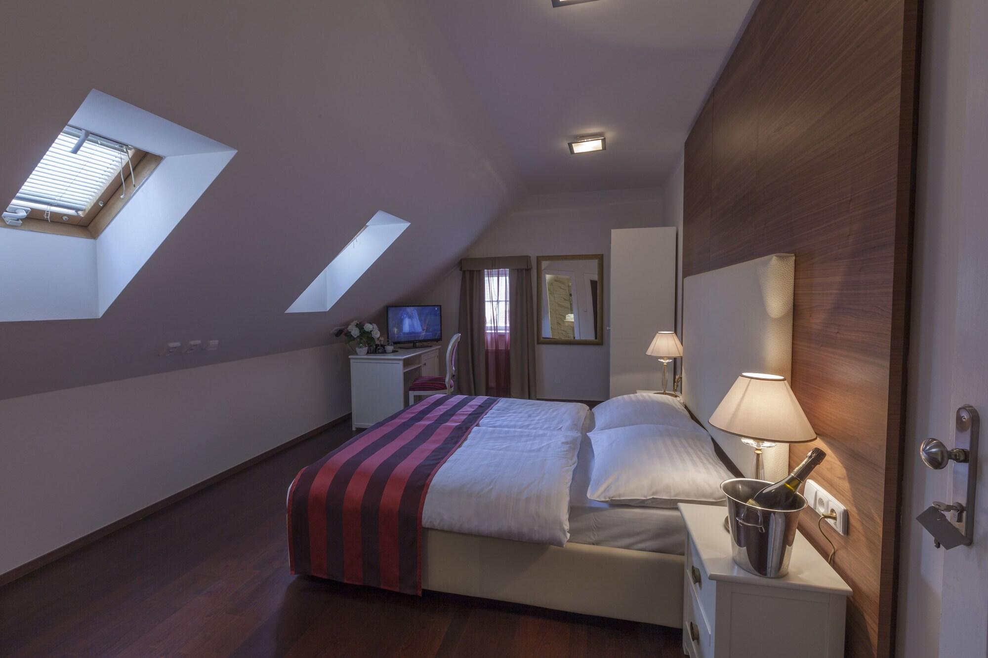 Little King Hotel U Malvaze 4*